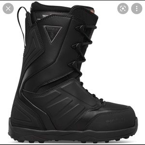 NEW 32 SNOWBOARDING BOOTS